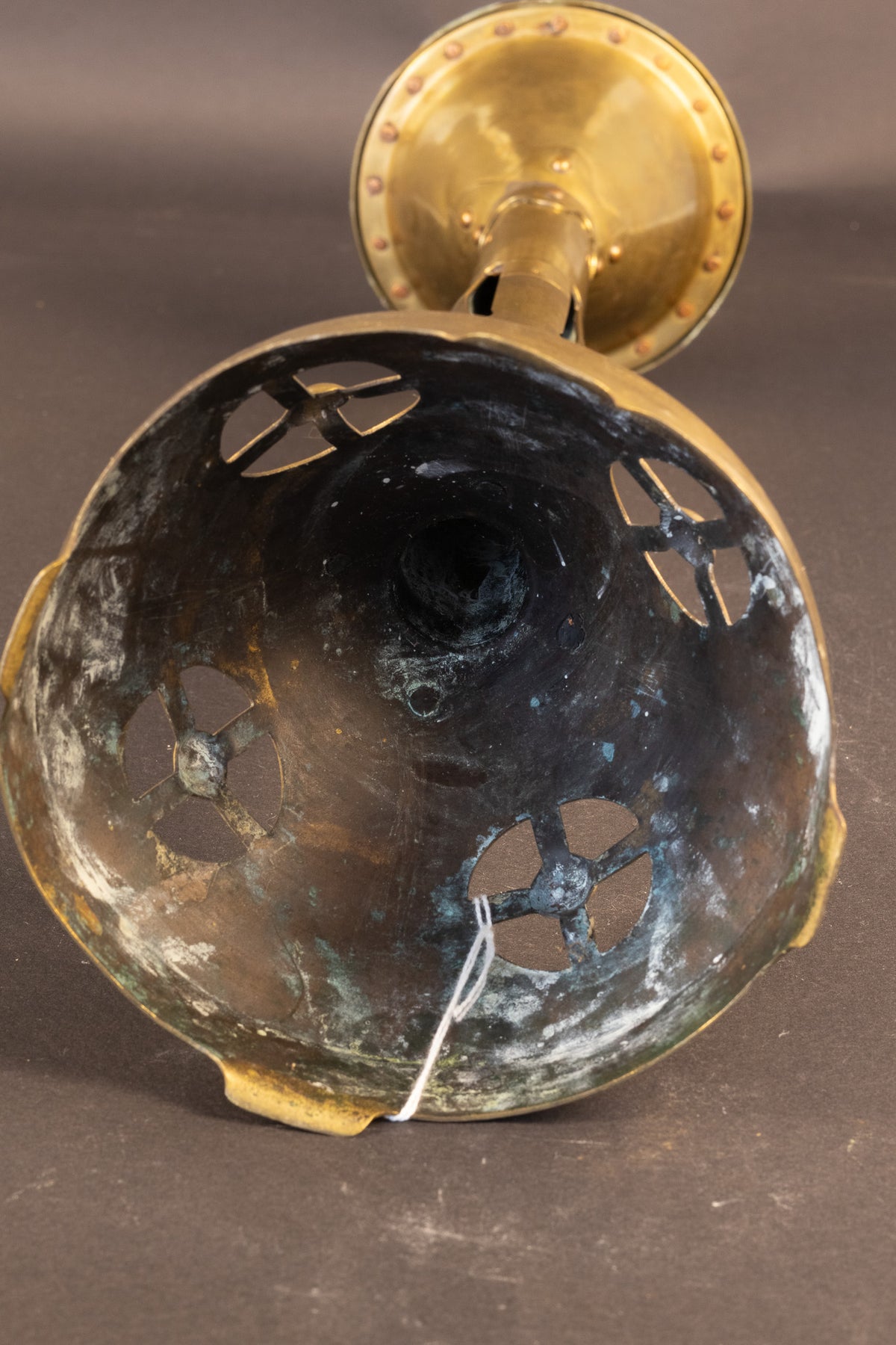 Monumentaler kirchlicher Art-déco-Altarleuchter – handgetriebenes Messing – ca. 1910–1930