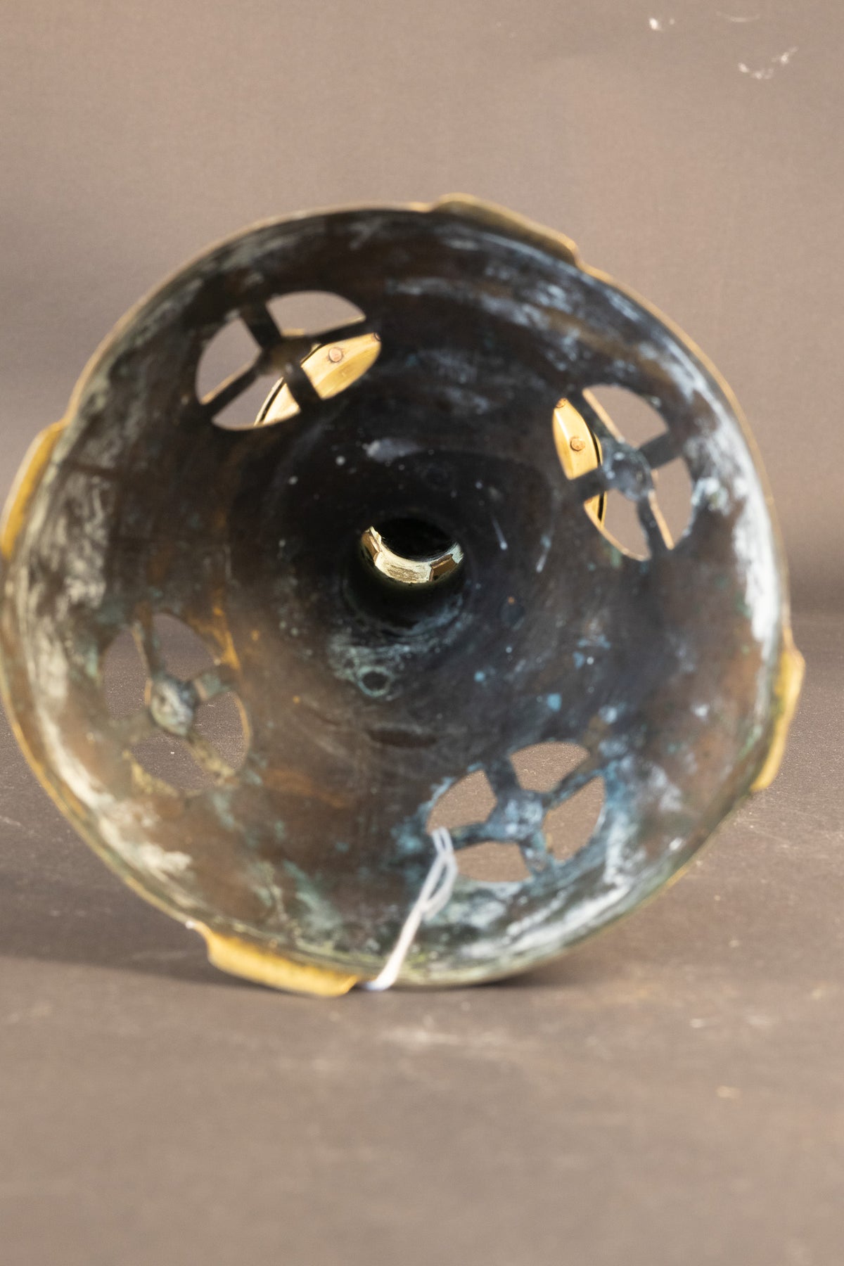 Monumentaler kirchlicher Art-déco-Altarleuchter – handgetriebenes Messing – ca. 1910–1930