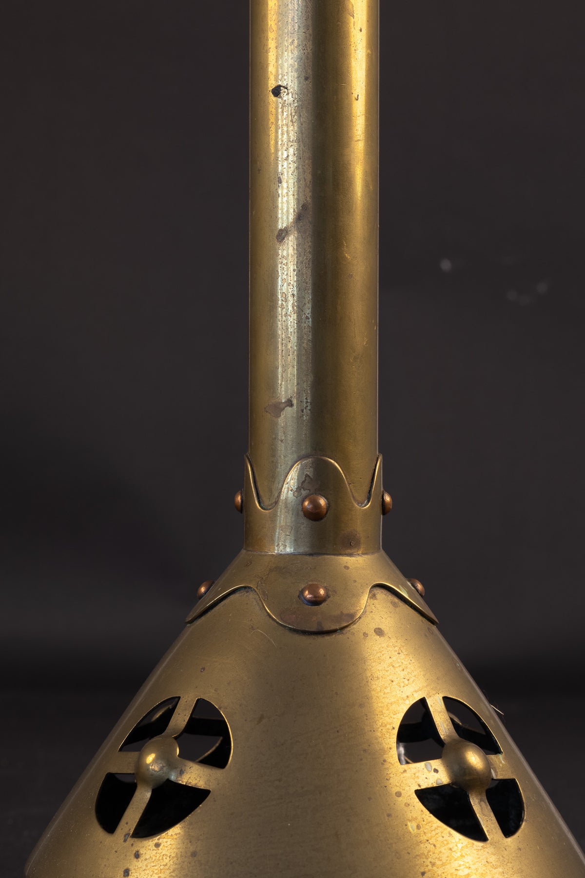 Monumentaler kirchlicher Art-déco-Altarleuchter – handgetriebenes Messing – ca. 1910–1930