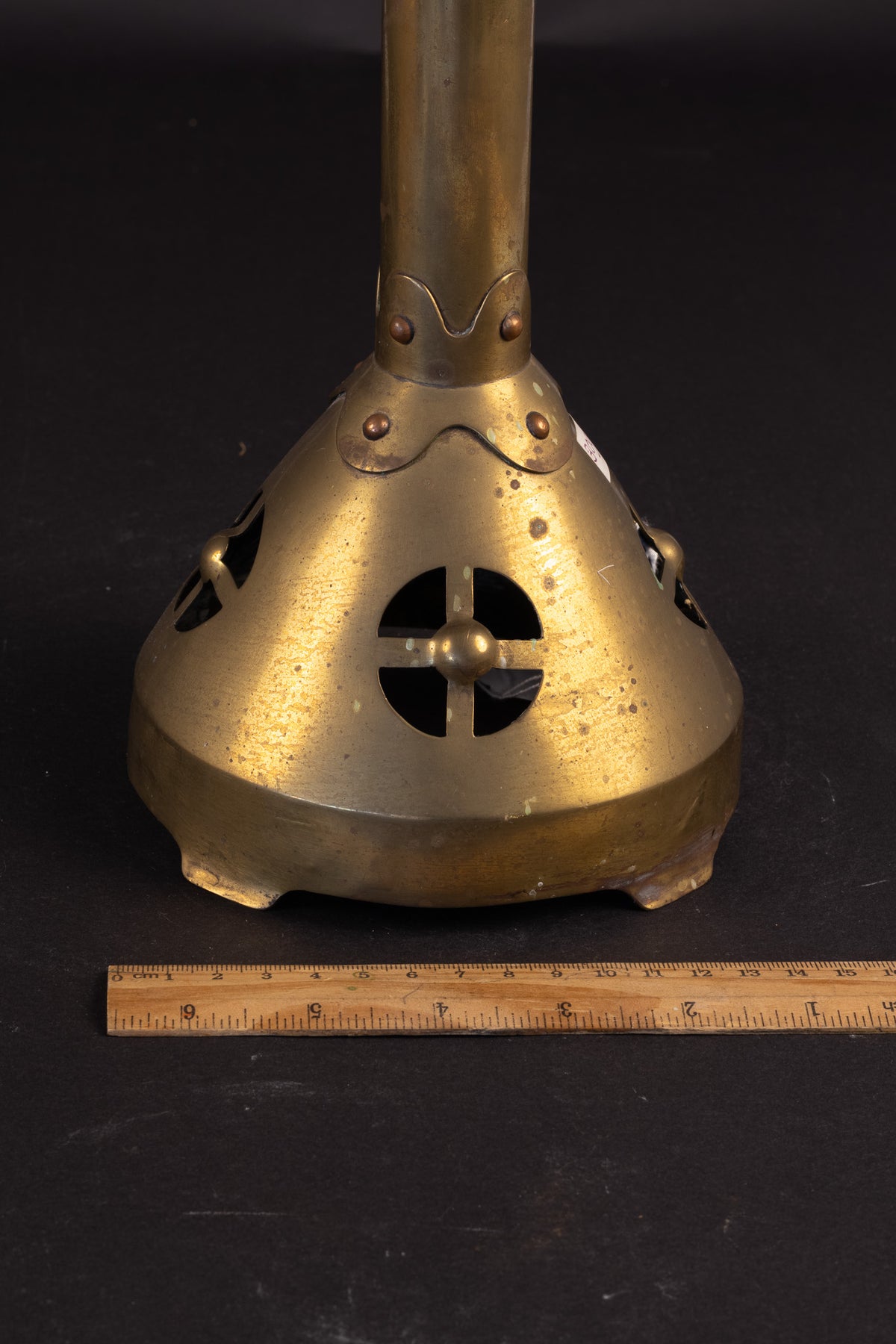 Monumentaler kirchlicher Art-déco-Altarleuchter – handgetriebenes Messing – ca. 1910–1930