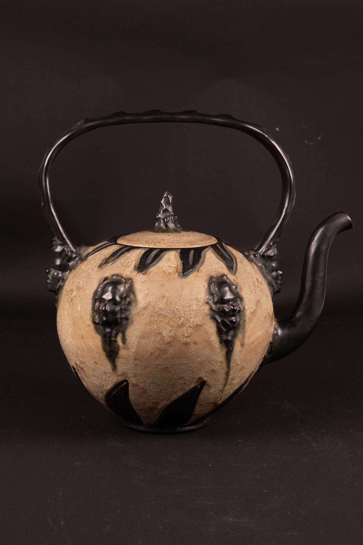 Monumentale steengoed theepot / schenkkan met maskerons – Sylvain Hublet (Bouffioulx / Châtelet, ca. 1950–1970)