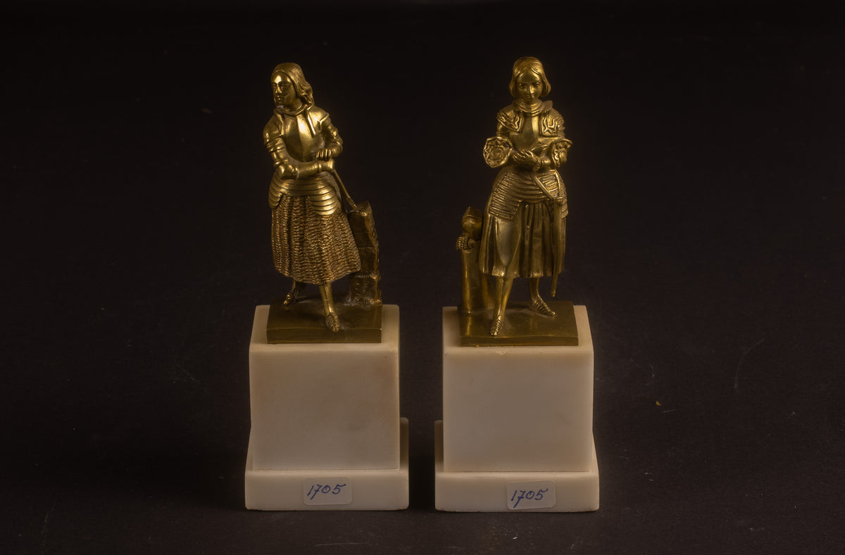 Anhängerpaar aus französisch feuervergoldeten Bronzeskulpturen – Jeanne d'Arc & Jeanne Hachette – Troubadour-Stil – Frankreich, ca. 1860–1880