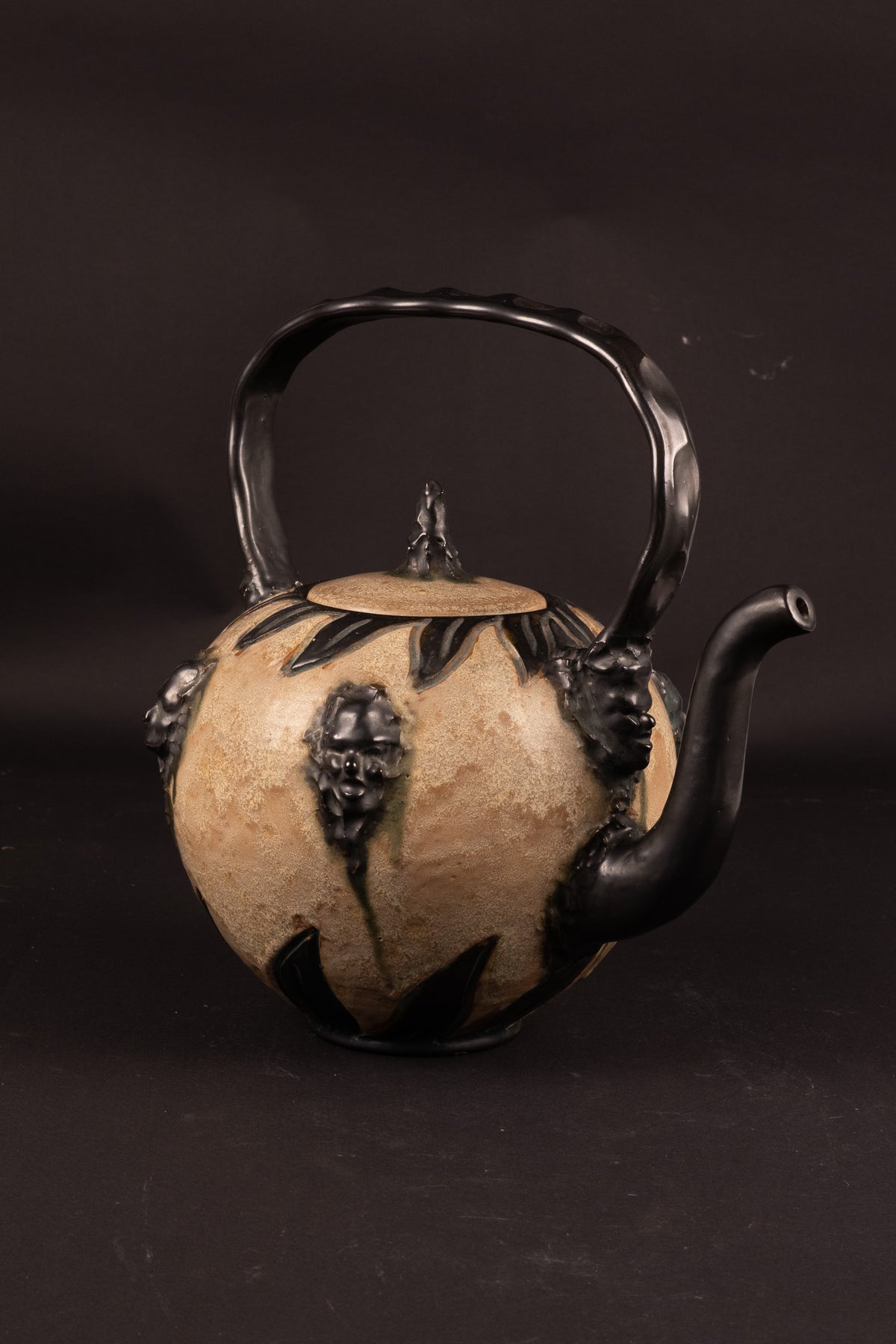 Monumentale steengoed theepot / schenkkan met maskerons – Sylvain Hublet (Bouffioulx / Châtelet, ca. 1950–1970)