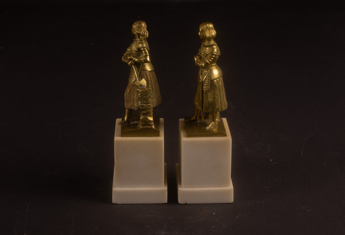 Anhängerpaar aus französisch feuervergoldeten Bronzeskulpturen – Jeanne d'Arc & Jeanne Hachette – Troubadour-Stil – Frankreich, ca. 1860–1880