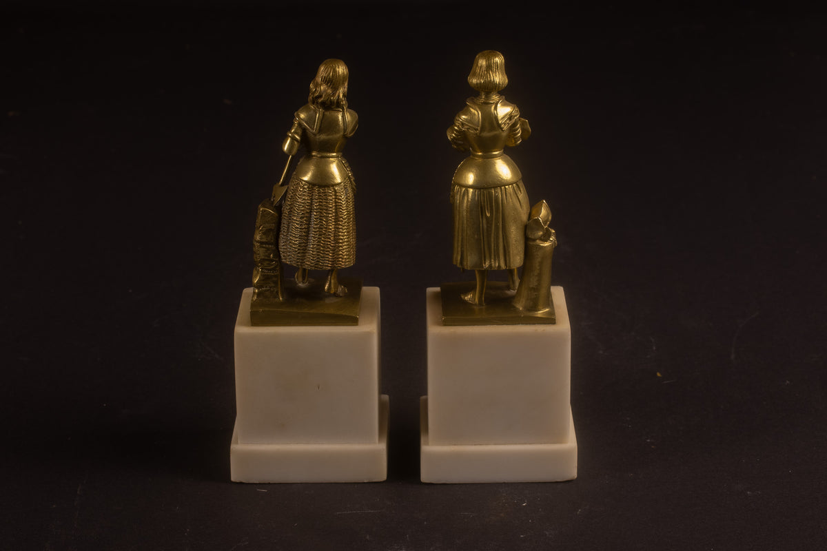 Anhängerpaar aus französisch feuervergoldeten Bronzeskulpturen – Jeanne d'Arc & Jeanne Hachette – Troubadour-Stil – Frankreich, ca. 1860–1880