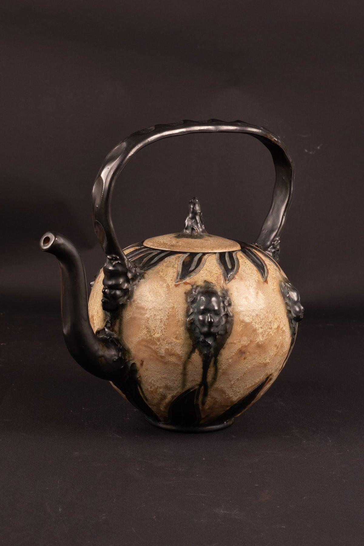 Monumentale steengoed theepot / schenkkan met maskerons – Sylvain Hublet (Bouffioulx / Châtelet, ca. 1950–1970)