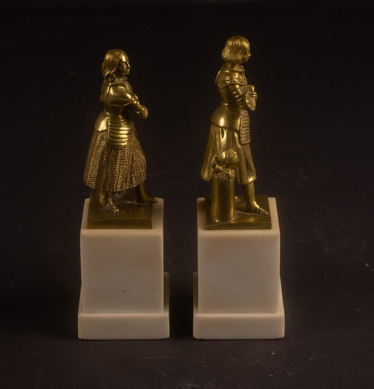 Anhängerpaar aus französisch feuervergoldeten Bronzeskulpturen – Jeanne d'Arc & Jeanne Hachette – Troubadour-Stil – Frankreich, ca. 1860–1880