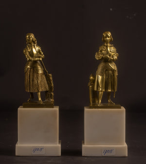Anhängerpaar aus französisch feuervergoldeten Bronzeskulpturen – Jeanne d'Arc & Jeanne Hachette – Troubadour-Stil – Frankreich, ca. 1860–1880