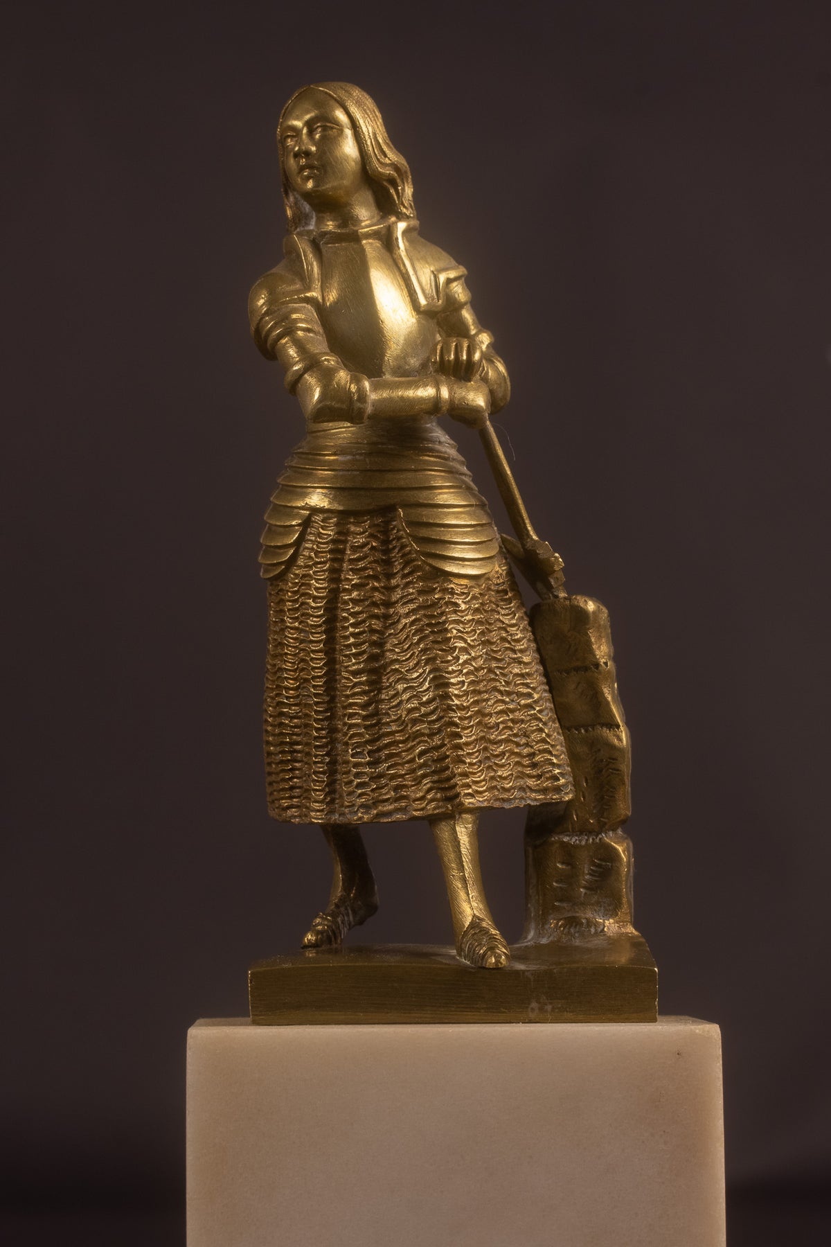 Anhängerpaar aus französisch feuervergoldeten Bronzeskulpturen – Jeanne d'Arc & Jeanne Hachette – Troubadour-Stil – Frankreich, ca. 1860–1880