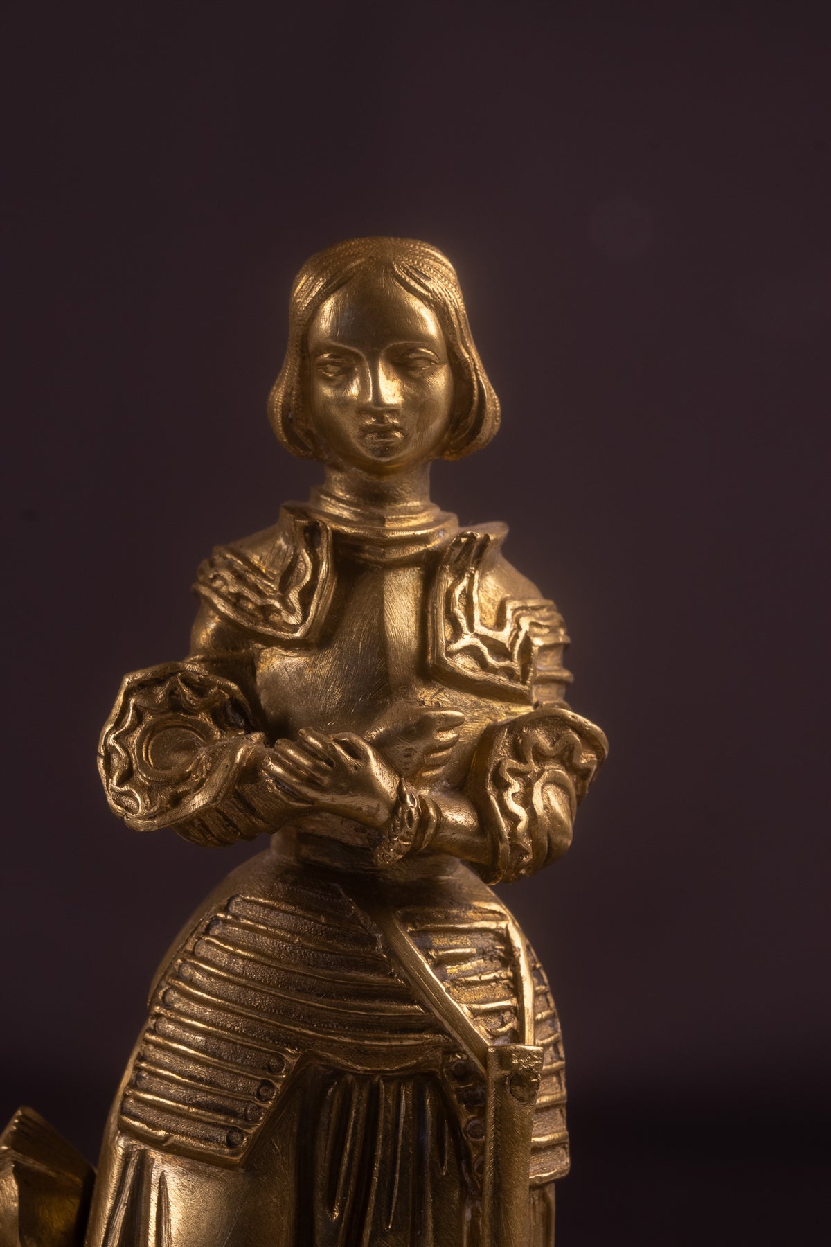 Anhängerpaar aus französisch feuervergoldeten Bronzeskulpturen – Jeanne d'Arc & Jeanne Hachette – Troubadour-Stil – Frankreich, ca. 1860–1880