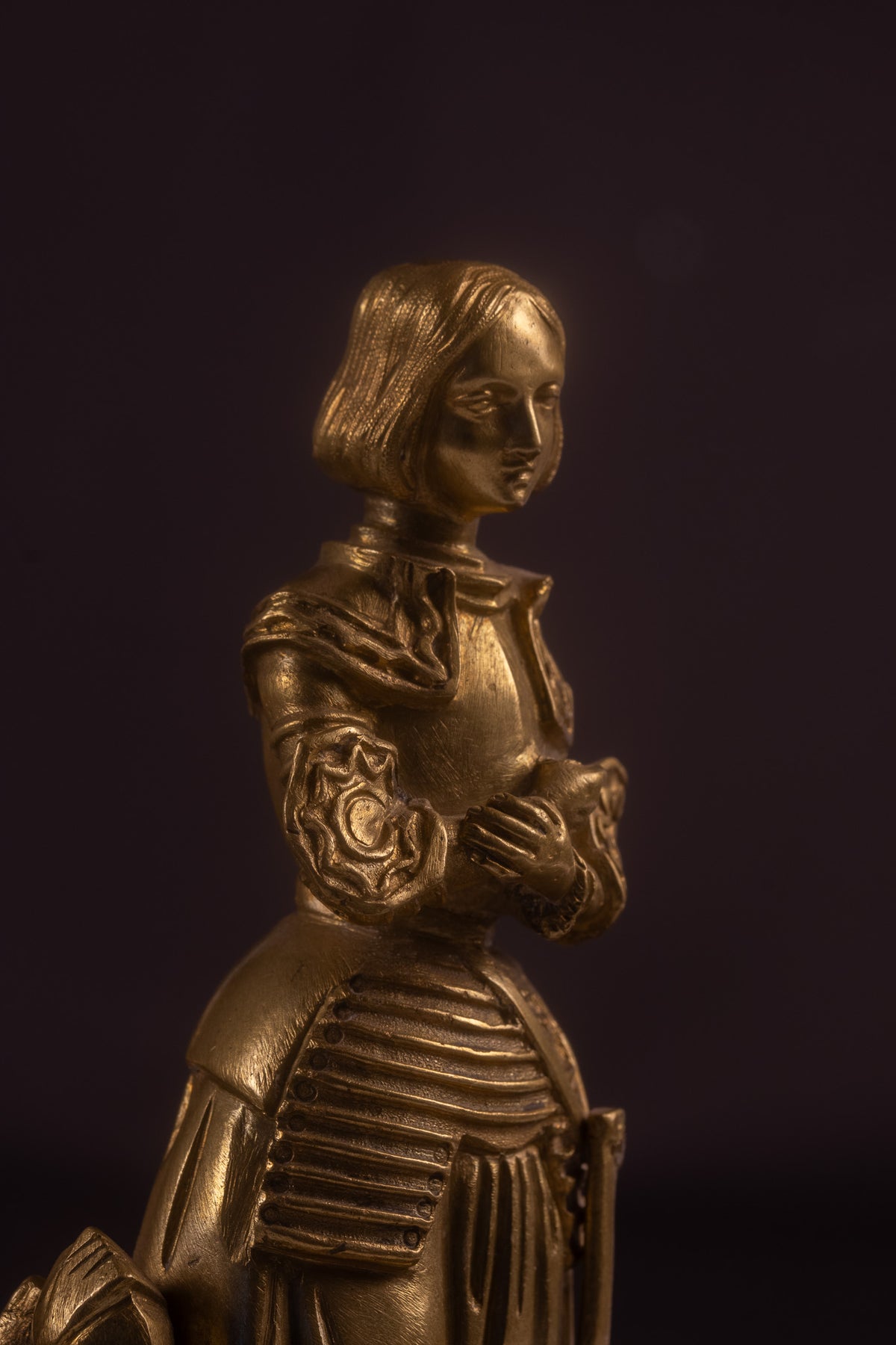 Anhängerpaar aus französisch feuervergoldeten Bronzeskulpturen – Jeanne d'Arc & Jeanne Hachette – Troubadour-Stil – Frankreich, ca. 1860–1880