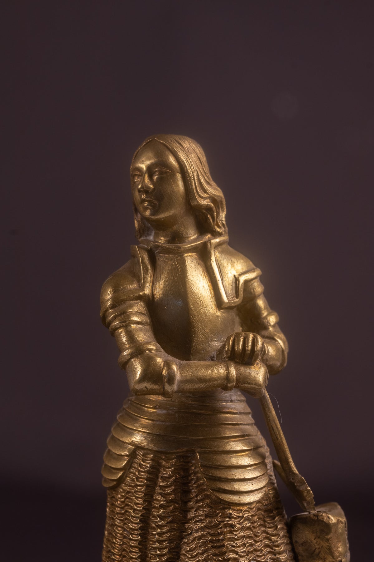 Anhängerpaar aus französisch feuervergoldeten Bronzeskulpturen – Jeanne d'Arc & Jeanne Hachette – Troubadour-Stil – Frankreich, ca. 1860–1880