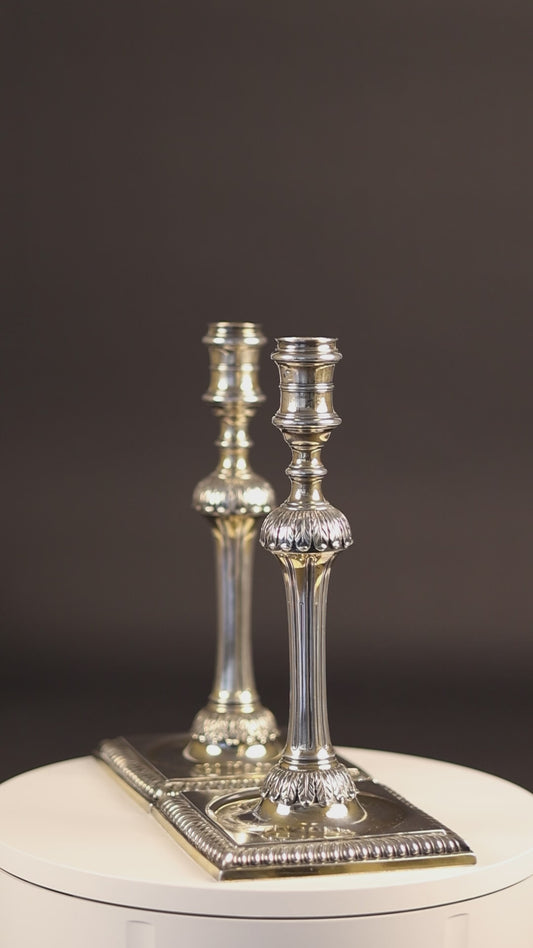 massief gegoten George III sterling zilveren kolomkandelaars – John Parker & Edward Wakelin, Londen 1773